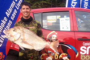 Tuesday's leading angler Jeremy Alai from Auckland with his 9.910kg Snapper